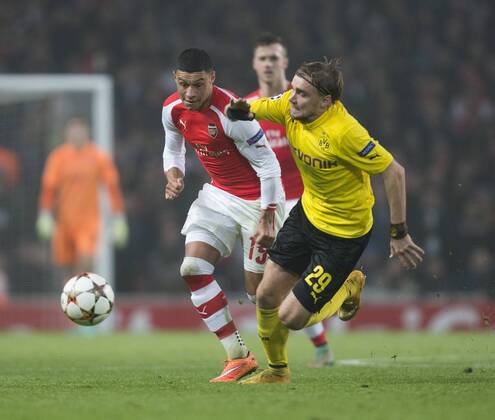 26.11.2014. London, England. Champions League Group Stage. Arsenal FC London - BVB Borussia Dortmund. Arsenal s Alex Oxlade-Chamberlain looks to break away from Borussia Dortmund s Marcel Schmelzer. xNigelxCookex  ActionPlus11579474