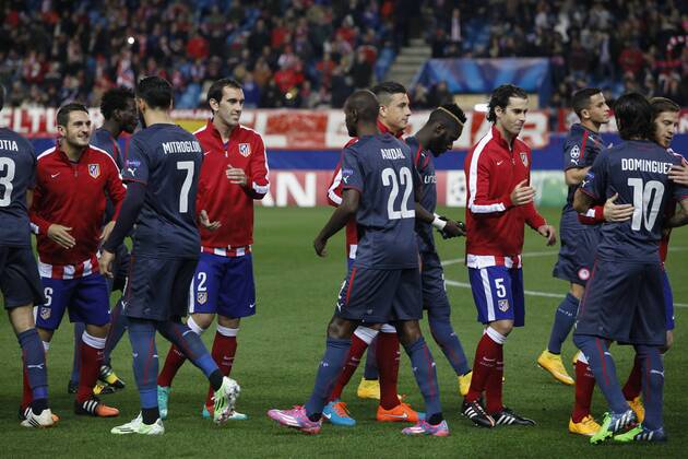 Olympiacos s players before Champions League soccer match between Atletico de Madrid and Olympiacos at Vicente Calderon stadium in Madrid, Spain. November 26, 2014.  (2014112625902)