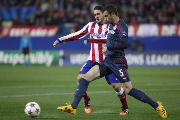 Atletico de Madrid s Koke (L) and Olympiacos s Milivojevic during Champions League soccer match between Atletico de Madrid and Olympiacos at Vicente Calderon stadium in Madrid, Spain. November 26, 2014.  (2014112625906)