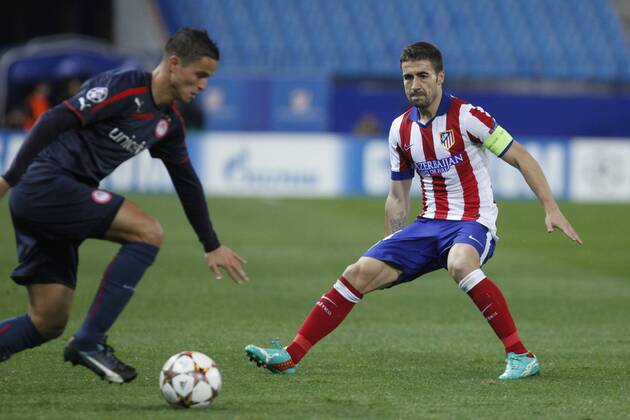 Atletico de Madrid s Gabi (R) and Olympiacos s Afellay during Champions League soccer match between Atletico de Madrid and Olympiacos at Vicente Calderon stadium in Madrid, Spain. November 26, 2014.  (2014112625912)