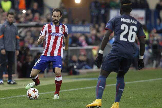 Atletico de Madrid s Juanfran (L) and Olympiacos s Masuaku during Champions League soccer match between Atletico de Madrid and Olympiacos at Vicente Calderon stadium in Madrid, Spain. November 26, 2014.  (2014112625919)