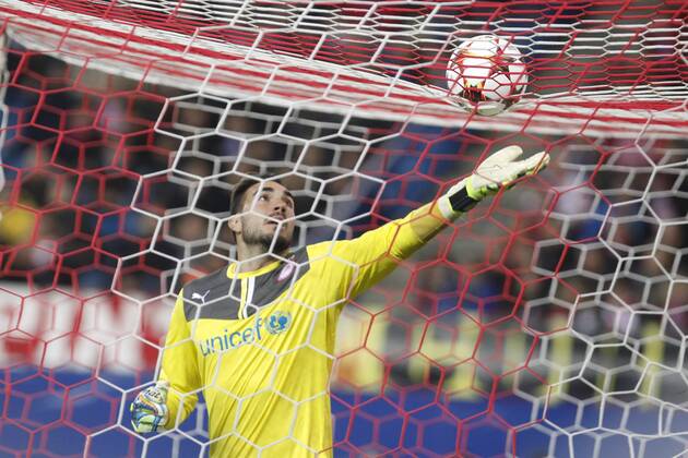 Olympiacos s goalkeeper Roberto during Champions League soccer match between Atletico de Madrid and Olympiacos at Vicente Calderon stadium in Madrid, Spain. November 26, 2014.  (2014112625937)