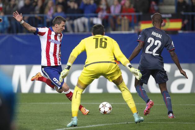 Atletico de Madrid s Mandzukic (L) and Olympiacos s goalkeeper Roberto and Abidal during Champions League soccer match between Atletico de Madrid and Olympiacos at Vicente Calderon stadium in Madrid, Spain. November 26, 2014.  (2014112625945)