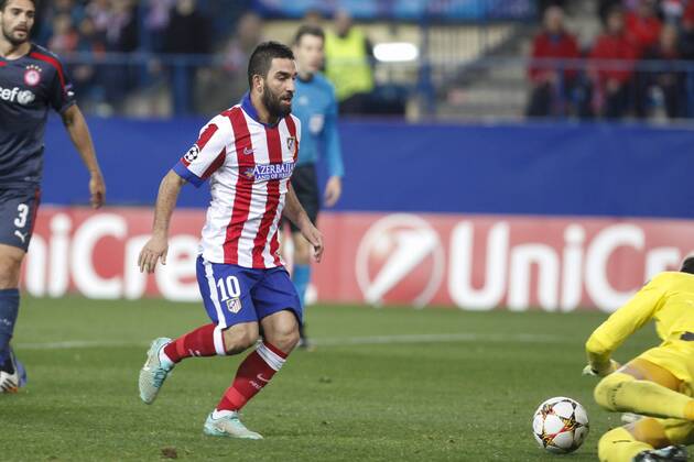 Atletico de Madrid s Arda Turan and Olympiacos s goalkeeper Roberto during Champions League soccer match between Atletico de Madrid and Olympiacos at Vicente Calderon stadium in Madrid, Spain. November 26, 2014.  (2014112625947)