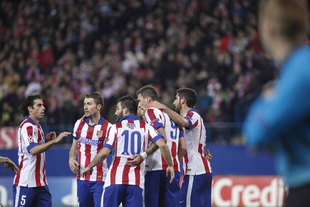 Atletico de Madrid s Mandzukic celebrates a goal with his mates during Champions League soccer match between Atletico de Madrid and Olympiacos at Vicente Calderon stadium in Madrid, Spain. November 26, 2014.  (2014112625951)