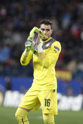 Olympiacos s goalkeeper Roberto during Champions League soccer match between Atletico de Madrid and Olympiacos at Vicente Calderon stadium in Madrid, Spain. November 26, 2014.  (2014112625955)