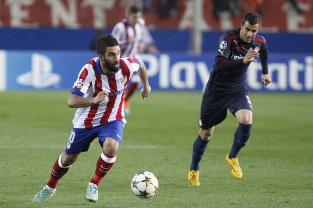 Atletico de Madrid s Arda Turan (L) and Olympiacos s Milivojevic during Champions League soccer match between Atletico de Madrid and Olympiacos at Vicente Calderon stadium in Madrid, Spain. November 26, 2014.  (2014112625966)