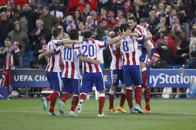 Atletico de Madrid s Mandzukic celebrates a goal with his mates during Champions League soccer match between Atletico de Madrid and Olympiacos at Vicente Calderon stadium in Madrid, Spain. November 26, 2014.  (2014112625968)