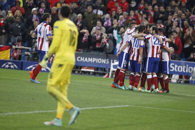 Atletico de Madrid s Mandzukic celebrates a goal with his mates during Champions League soccer match between Atletico de Madrid and Olympiacos at Vicente Calderon stadium in Madrid, Spain. November 26, 2014.  (2014112625969)