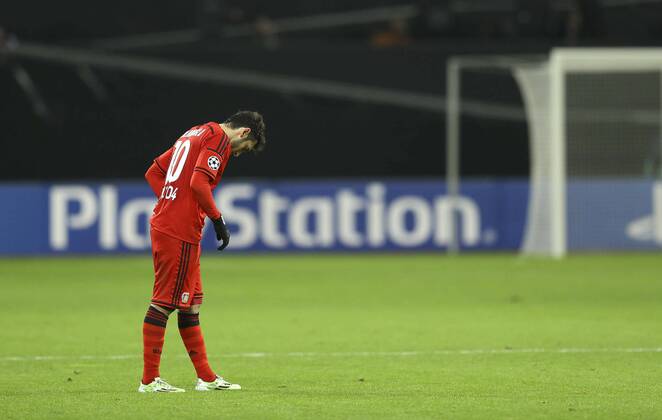 Foto: Abgang bei Leverkusen , ein skeptischer Hakan Calhanoglu Fussball - Championsleague am Mi. 26.11.2014 Gruppenphase, Bayer 04 Leverkusen - AS Monaco 0 - 1