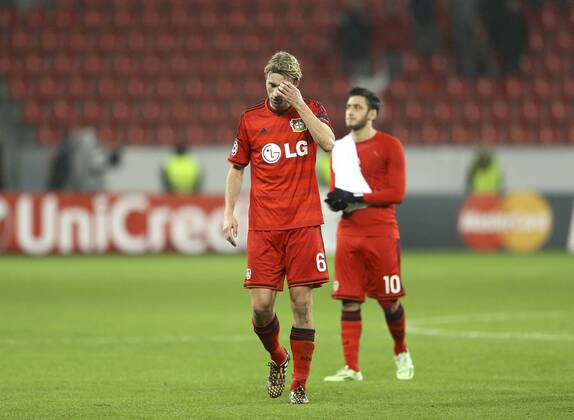 Foto: Abgang bei Leverkusen , ein skeptischer Hakan Calhanoglu und vorne Simon Rolfes Fussball - Championsleague am Mi. 26.11.2014 Gruppenphase, Bayer 04 Leverkusen - AS Monaco 0 - 1