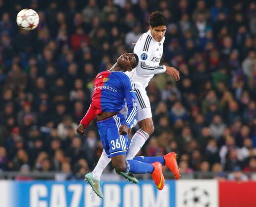 26.11.2014 St Jakob Park Basel ,SCHWEIZ , Saison 2014 2015 Herren UEFA Champions League Gruppenphase FC Basel - Real Madrid CF Donald Breel Embolo (li,FC Basel) gegen Raphael Varane (Madrid) ; Zweikampf , Aktion © Manuel Geisser 