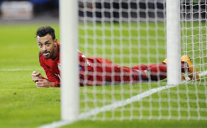 BayArena Leverkusen 26.11.2014, UEFA Champions League 2014 2015 Vorrunde 5. Spieltag, Bayer 04 Leverkusen vs. AS Monaco --- Karim Bellarabi (Leverkusen) blickt fassunglos auf das leere Tor der Monegassen