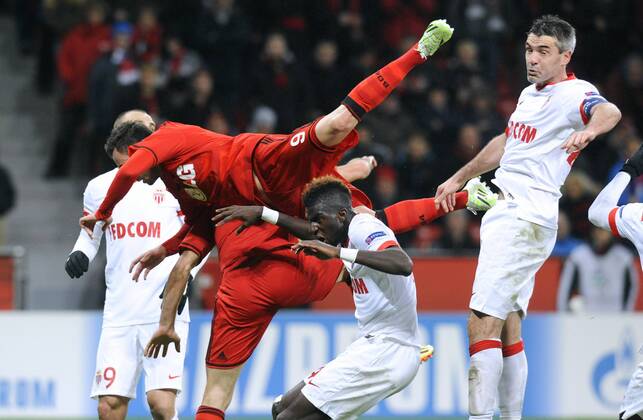 Fussball, UEFA Champions League, Herren, Saison 2014 2015, Gruppe C, 5. Spieltag, BayArena Leverkusen, Bayer Leverkusen (rot) - AS Monaco (weiss) 0:1; v.li.: Dimitar Berbatov (Monaco), Josip Drmic (Leverkusen), Emir Spahic (Leverkusen), Tiemoue Bakayoko (Monaco), Jeremy Toulalan (Monaco), Aktion.