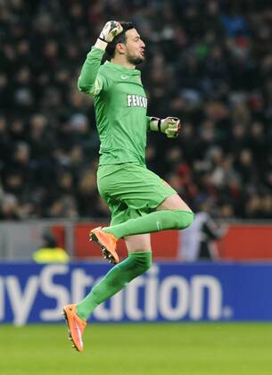 Fussball, UEFA Champions League, Herren, Saison 2014 2015, Gruppe C, 5. Spieltag, BayArena Leverkusen, Bayer Leverkusen (rot) - AS Monaco (weiss) 0:1; Jubel Danijel Subasic (Monaco). Jubel, Freude, Aktion, Einzelbild.