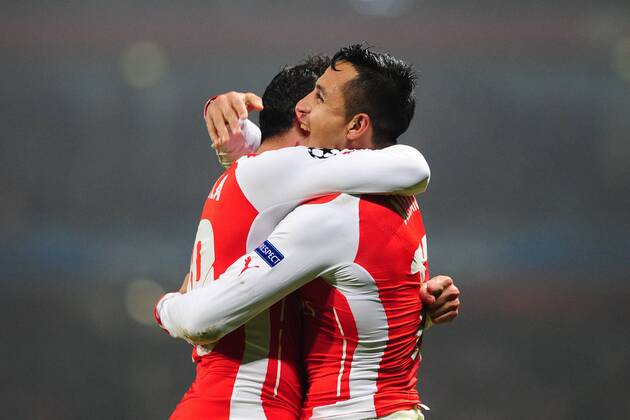 Fussball Champions League Vorrunde 5. Spieltag Arsenal London - Borussia Dortmund am 26.11.2014 im Emirates Stadium in London Jubel nach seinem Tor zum 2:0 bei Alexis Sanchez ( Arsenal ), rechts - Santi Cazorla ( Arsenal ), rechts