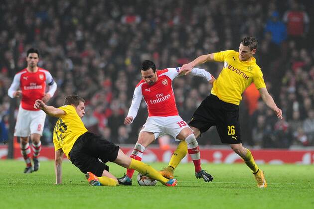 Fussball Champions League Vorrunde 5. Spieltag Arsenal London - Borussia Dortmund am 26.11.2014 im Emirates Stadium in London Matthias Ginter ( Dortmund ), links - Santi Cazorla ( Arsenal ), mitte - Lukasz Piszczek ( Dortmund ), rechts