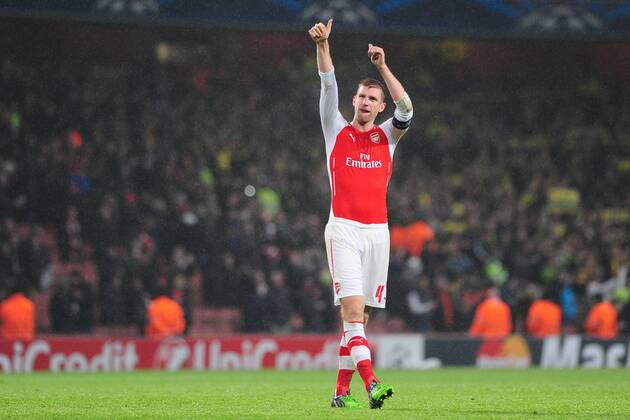 Fussball Champions League Vorrunde 5. Spieltag Arsenal London - Borussia Dortmund am 26.11.2014 im Emirates Stadium in London Schlussjubel bei Per Mertesacker ( Arsenal )