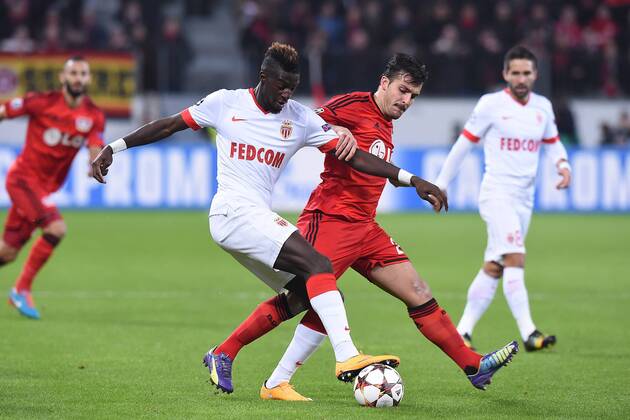 Fußball Champions League Gruppenphase 5. Spieltag Bayer Leverkusen - AS Monaco am 26.11.2014 in der BayArena in Leverkusen Tiemoue Bakayoko ( Monaco ), vorne - Giulio Donati ( Leverkusen ), hinten