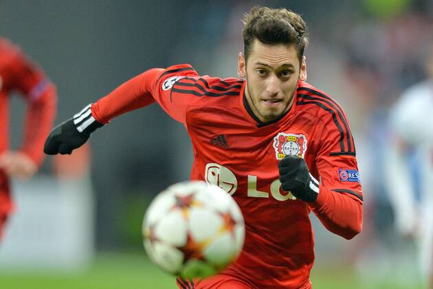 Bayer 04 Leverkusen vs. AS Monaco --- Fussball --- Champions League --- 26.11.2014 Hakan Calhanoglu (Leverkusen), Aktion, Einzelbild, halbe Figur
