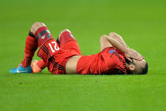 Bayer 04 Leverkusen vs. AS Monaco --- Fussball --- Champions League --- 26.11.2014 Ömer, Oemer Toprak (Leverkusen), am Boden, Verletzung, Enttäuschung, Enttaeuschung, Gestik, Freisteller, Einzelbild