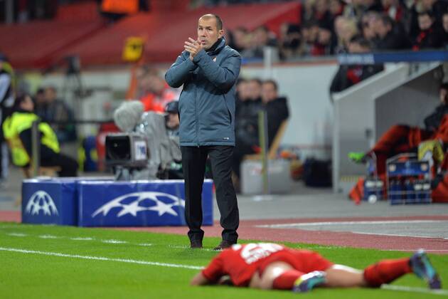 Bayer 04 Leverkusen vs. AS Monaco --- Fussball --- Champions League --- 26.11.2014 Leonardo Jardim (Trainer Monaco), links, klatscht Beifall, Freude, rechts am Boden Giulio Donati (Leverkusen), Verletzung, Gestik