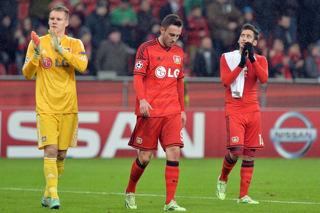 Bayer 04 Leverkusen vs. AS Monaco --- Fussball --- Champions League --- 26.11.2014 Leverkusen, Enttäuschung, Enttaeuschung nach dem Schlusspfiff, von links: Bernd Leno, Josip Drmic, Hakan Calhanoglu, Mannschaft, Team, Freisteller