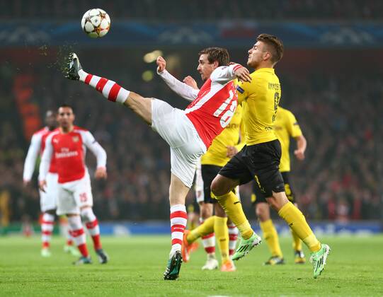 Mittwoch 26.11.2014, Saison 2014 2015, UEFA Champions League, 5. Spieltag im Londoner Emirates Stadium, FC Arsenal London - BVB Borussia Dortmund 2:0, Nacho Monreal (AFC) gegen Ciro Immobile (BVB), v.l.