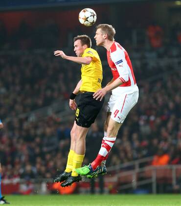 Mittwoch 26.11.2014, Saison 2014 2015, UEFA Champions League, 5. Spieltag im Londoner Emirates Stadium, FC Arsenal London - BVB Borussia Dortmund 2:0, Kevin Großkreutz (BVB) gegen Per Mertesacker (AFC), v.l.