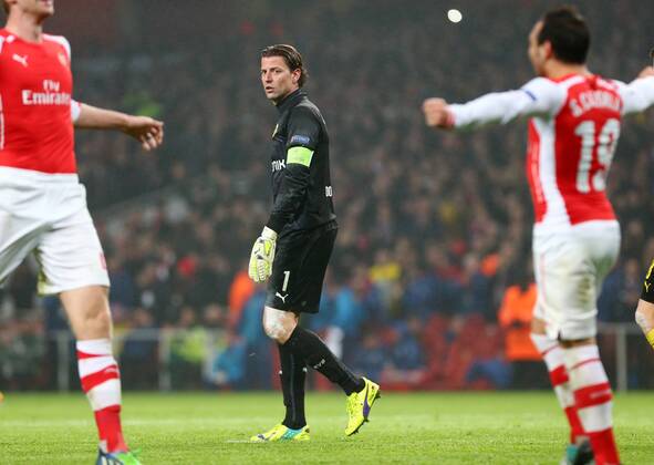 Mittwoch 26.11.2014, Saison 2014 2015, UEFA Champions League, 5. Spieltag im Londoner Emirates Stadium, FC Arsenal London - BVB Borussia Dortmund 2:0, Roman Weidenfeller (Torwart, BVB) schaut Per Mertesacker (AFC) und Santi Cazorla (AFC) beim Torjubel zum 2:0 zu