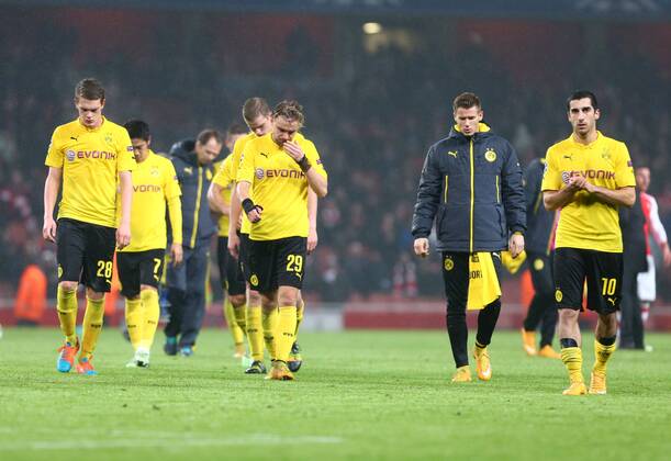 Mittwoch 26.11.2014, Saison 2014 2015, UEFA Champions League, 5. Spieltag im Londoner Emirates Stadium, FC Arsenal London - BVB Borussia Dortmund 2:0, Enttäuschung nach Abpfiff bei den Dortmunder Spielern: Matthias Ginter (BVB), Shinji Kagawa (BVB), Marcel Schmelzer (BVB), Erik Durm (BVB) und Henrikh Mkhitaryan (BVB), v.l.