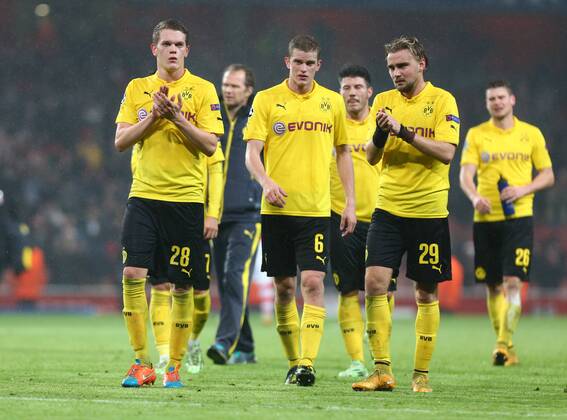 Mittwoch 26.11.2014, Saison 2014 2015, UEFA Champions League, 5. Spieltag im Londoner Emirates Stadium, FC Arsenal London - BVB Borussia Dortmund 2:0, Enttäuschung nach Abpfiff bei den Dortmunder Spielern: Matthias Ginter (BVB), Sven Bender (BVB), Marcel Schmelzer (BVB) und Lukasz Piszczek (BVB), v.l.