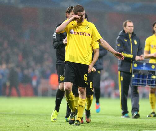 Mittwoch 26.11.2014, Saison 2014 2015, UEFA Champions League, 5. Spieltag im Londoner Emirates Stadium, FC Arsenal London - BVB Borussia Dortmund 2:0, Enttäuschung nach Abpfiff bei den Dortmunder Spielern: Sven Bender (BVB)