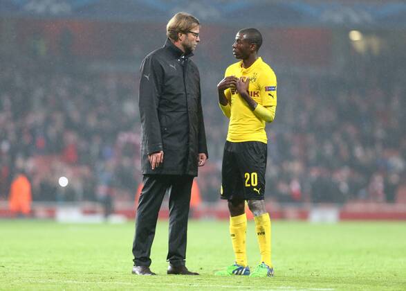 Mittwoch 26.11.2014, Saison 2014 2015, UEFA Champions League, 5. Spieltag im Londoner Emirates Stadium, FC Arsenal London - BVB Borussia Dortmund 2:0, Enttäuschung nach Abpfiff bei den Dortmunder Spielern: Juergen Klopp (Trainer, BVB) diskutiert mit Adrian Ramos (BVB), v.l.