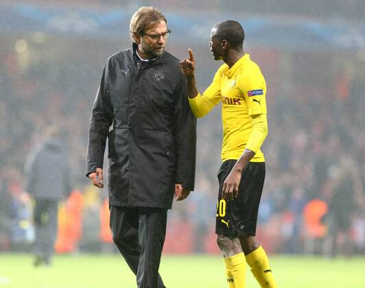 Mittwoch 26.11.2014, Saison 2014 2015, UEFA Champions League, 5. Spieltag im Londoner Emirates Stadium, FC Arsenal London - BVB Borussia Dortmund 2:0, Enttäuschung nach Abpfiff bei den Dortmunder Spielern: Juergen Klopp (Trainer, BVB) diskutiert mit Adrian Ramos (BVB), v.l.
