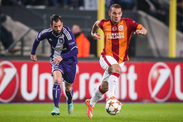 (L-R) Steven Defour of Anderlecht, Wesley Sneijder of Galatasaray during the Champions League match between Anderlecht and Galatasaray at the Constant Vanden Stockstadion on november 26, 2014 in Brussels, Belgium Anderlecht v Galatasaray Champions League 2014 2015 xVIxErwinxSpekxIVx 3304449
