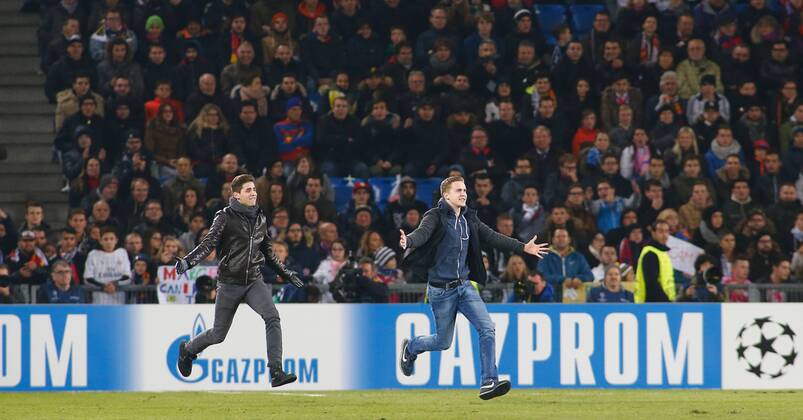 26.11.2014 St Jakob Park Basel ,SCHWEIZ , Saison 2014 2015 Herren UEFA Champions League Gruppenphase FC Basel - Real Madrid Fans Stürmen den Platz kurz vor Schluss 
