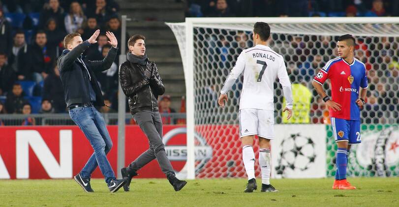 26.11.2014 St Jakob Park Basel ,SCHWEIZ , Saison 2014 2015 Herren UEFA Champions League Gruppenphase FC Basel - Real Madrid Fans Stürmen den Platz kurz vor Schluss Richtung Cristiano Ronaldo (Madrid) 
