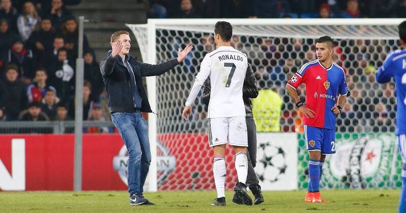 26.11.2014 St Jakob Park Basel ,SCHWEIZ , Saison 2014 2015 Herren UEFA Champions League Gruppenphase FC Basel - Real Madrid Fans Stürmen den Platz kurz vor Schluss Richtung Cristiano Ronaldo (Madrid) 