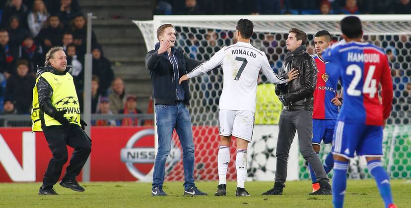 26.11.2014 St Jakob Park Basel ,SCHWEIZ , Saison 2014 2015 Herren UEFA Champions League Gruppenphase FC Basel - Real Madrid Fans Stürmen den Platz kurz vor Schluss Richtung Cristiano Ronaldo (Madrid) 
