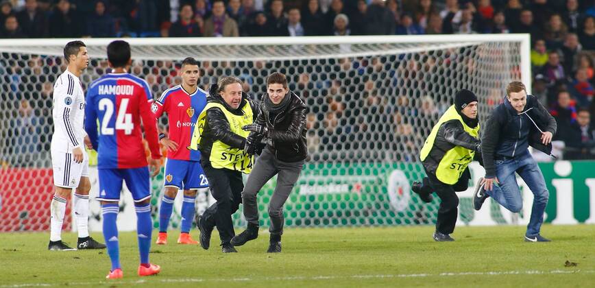 26.11.2014 St Jakob Park Basel ,SCHWEIZ , Saison 2014 2015 Herren UEFA Champions League Gruppenphase FC Basel - Real Madrid Fans Stürmen den Platz kurz vor Schluss 