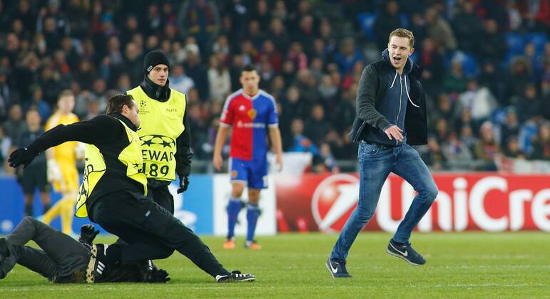 26.11.2014 St Jakob Park Basel ,SCHWEIZ , Saison 2014 2015 Herren UEFA Champions League Gruppenphase FC Basel - Real Madrid Fans Stürmen den Platz kurz vor Schluss , Steward haben alle Hände voll zu tun 