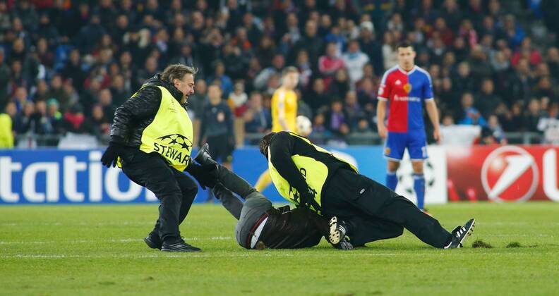 26.11.2014 St Jakob Park Basel ,SCHWEIZ , Saison 2014 2015 Herren UEFA Champions League Gruppenphase FC Basel - Real Madrid Fans Stürmen den Platz kurz vor Schluss , Steward haben alle Hände voll zu tun 