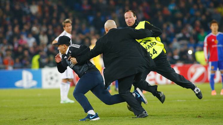 26.11.2014 St Jakob Park Basel ,SCHWEIZ , Saison 2014 2015 Herren UEFA Champions League Gruppenphase FC Basel - Real Madrid Fans Stürmen den Platz kurz vor Schluss , Steward haben alle Hände voll zu tun 