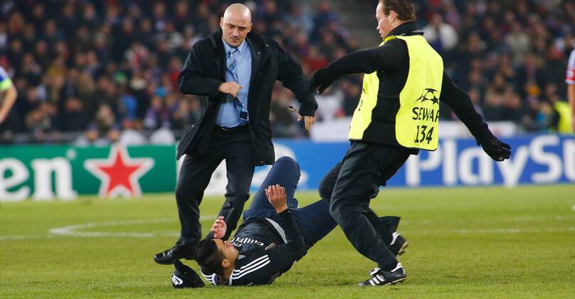 26.11.2014 St Jakob Park Basel ,SCHWEIZ , Saison 2014 2015 Herren UEFA Champions League Gruppenphase FC Basel - Real Madrid Fans Stürmen den Platz kurz vor Schluss , Steward haben alle Hände voll zu tun 