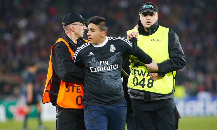 26.11.2014 St Jakob Park Basel ,SCHWEIZ , Saison 2014 2015 Herren UEFA Champions League Gruppenphase FC Basel - Real Madrid Fans Stürmen den Platz kurz vor Schluss , Steward haben alle Hände voll zu tun 