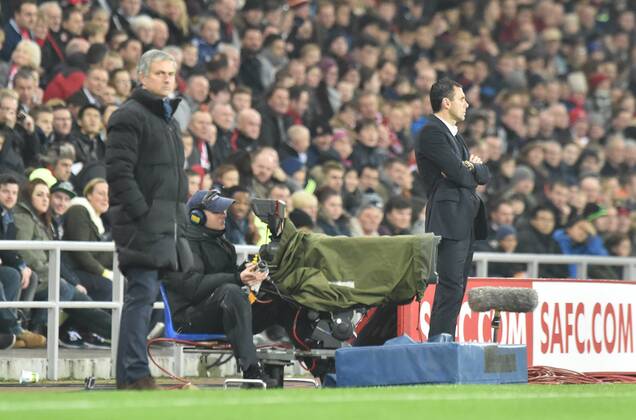 29.11.2014. Sunderland, England. Premier League. Sunderland versus Chelsea. Sunderland Manager Gus Poyet and Chelsea manager Jose Mourinho watch from the touchline xPeterxHaygarthx  ActionPlus11580089