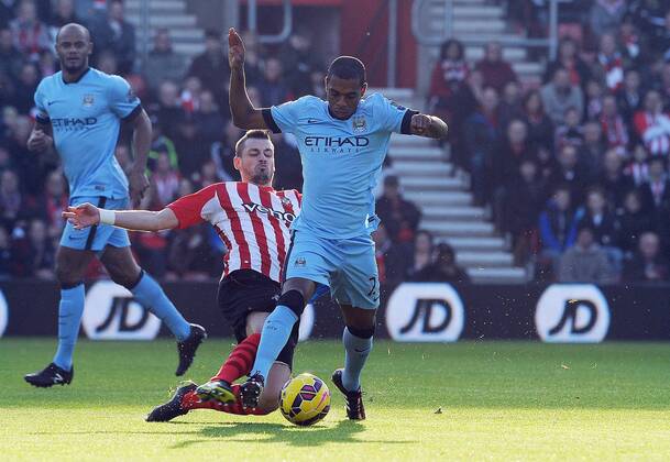 Aktuell Fußball, England, FC Southampton - Manchester City Fernandinho of Manchester City is challenged by Morgan Schneiderlin of Southampton - Barclays Premier League - Southampton vs Manchester City - St Mary s Stadium - Southampton - England - 30th November 2014 - Pic Robin Parker Sportimage EDITORIAL USE ONLY. No use with unauthorised audio, video, data, fixture lists, club league logos or live services. Online in-match use limited to 120 images, no video emulation. No use in betting, games or single club league player publications. TM3_1675.JPG