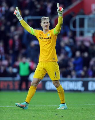 Aktuell Fußball, England, FC Southampton - Manchester City Manchester City goalkeeper Joe Hart celebrates at the end of the game - Barclays Premier League - Southampton vs Manchester City - St Mary s Stadium - Southampton - England - 30th November 2014 - Pic Robin Parker Sportimage EDITORIAL USE ONLY. No use with unauthorised audio, video, data, fixture lists, club league logos or live services. Online in-match use limited to 120 images, no video emulation. No use in betting, games or single club league player publications. TM3_2373.JPG