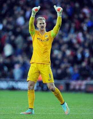 Aktuell Fußball, England, FC Southampton - Manchester City Manchester City goalkeeper Joe Hart thanks the fans at the end of the game - Barclays Premier League - Southampton vs Manchester City - St Mary s Stadium - Southampton - England - 30th November 2014 - Pic Robin Parker Sportimage EDITORIAL USE ONLY. No use with unauthorised audio, video, data, fixture lists, club league logos or live services. Online in-match use limited to 120 images, no video emulation. No use in betting, games or single club league player publications. TM3_2389.JPG
